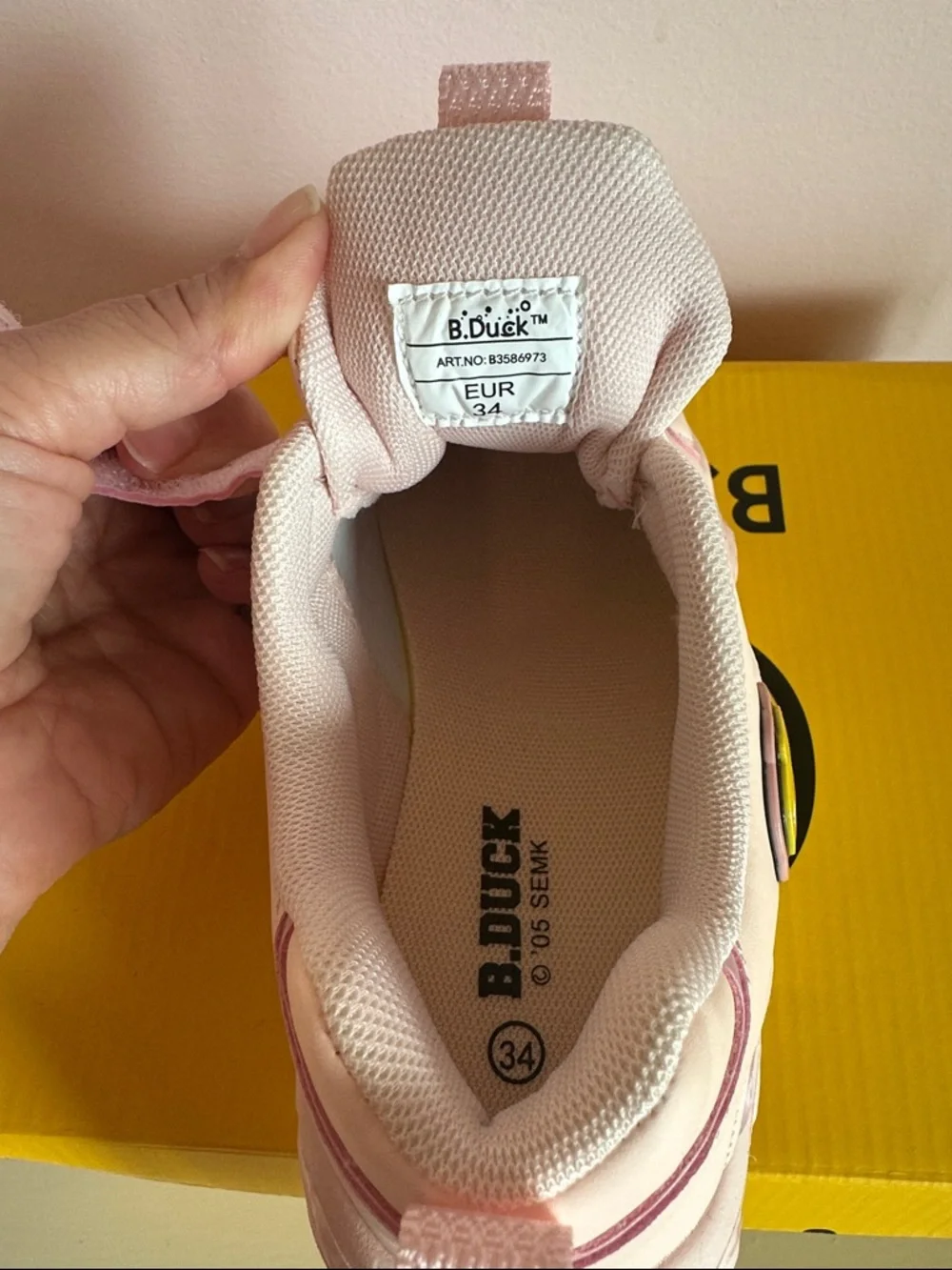 B Duck Kids Pink Athletic Sneakers Size 2.5 (EU 34)